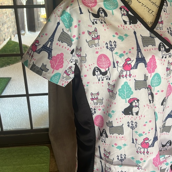 🆕 Green Town J'Adore Paris Women's 2-pocket STRETCH V-Neck Print Scrub Top - Picture 14 of 16